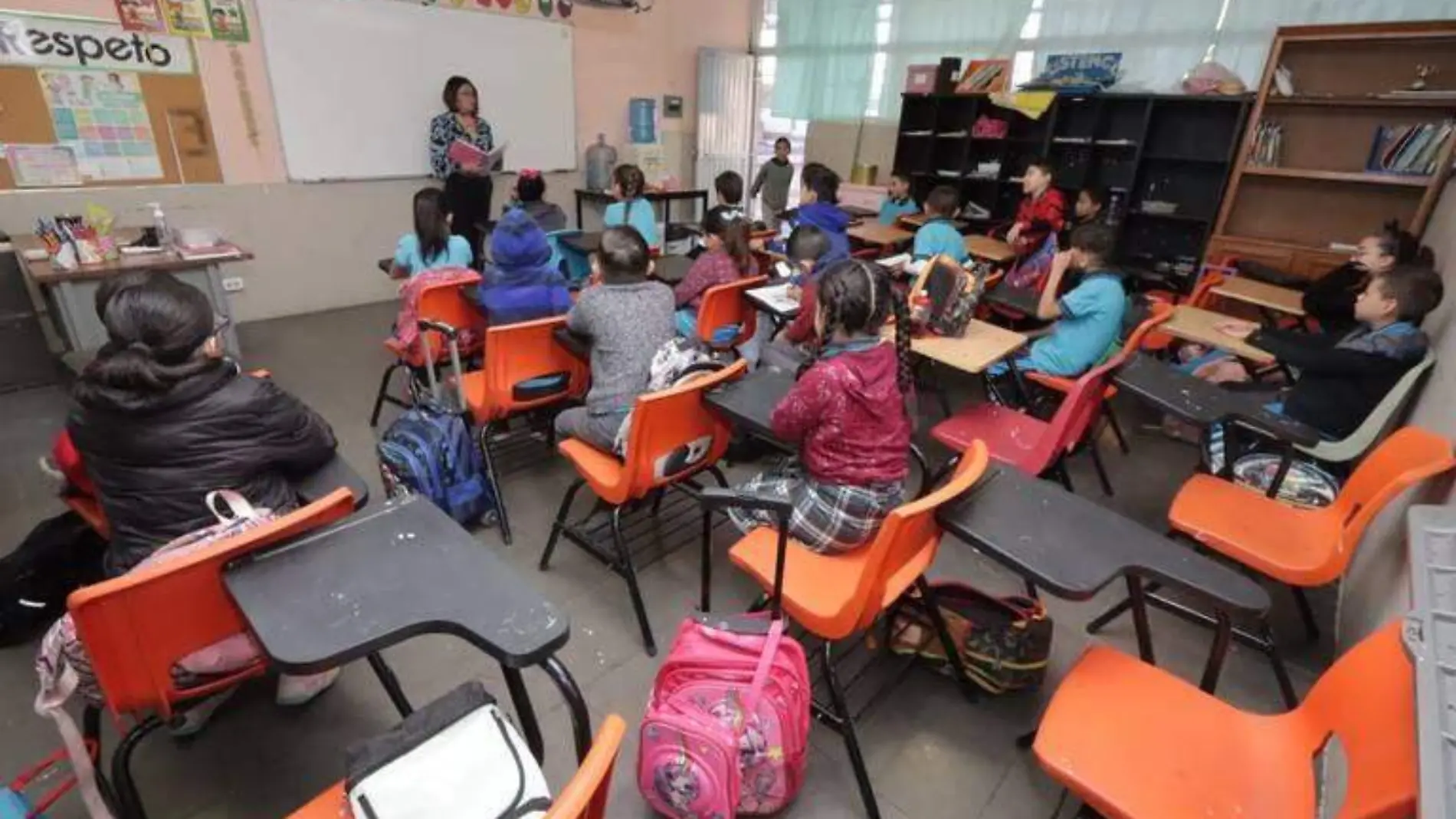 salón de clases alumnos estudiantes kinder maestra educación